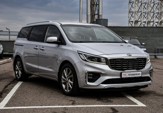 Подержанный автомобиль Kia Carnival 2020 года (3 фото)