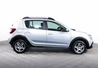 Подержанный автомобиль Renault Sandero 2018 года (4 фото)