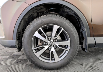 Подержанный автомобиль Toyota RAV4 2017 года (18 фото)