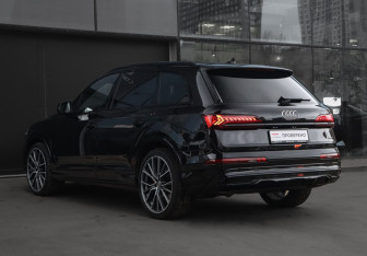 Подержанный автомобиль Audi Q7 2019 года (7 фото)