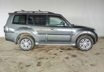 Подержанный автомобиль Mitsubishi Pajero 2013 года (8 фото)