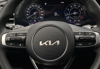 Подержанный автомобиль Kia K5 2024 года (15 фото)