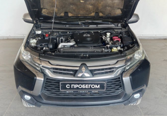 Подержанный автомобиль Mitsubishi Pajero Sport 2017 года (19 фото)