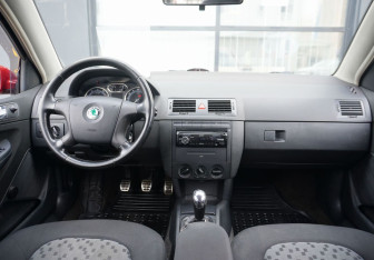 Подержанный автомобиль Skoda Fabia Hatchback 2005 года (12 фото)