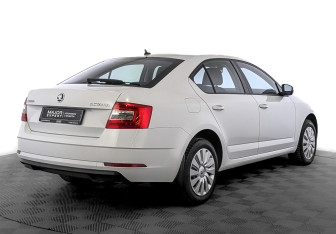 Подержанный автомобиль Skoda Octavia Liftback 2020 года (5 фото)
