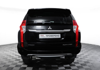 Подержанный автомобиль Mitsubishi Pajero Sport 2017 года (6 фото)