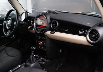 Подержанный автомобиль MINI Hatch 2013 года (7 фото)