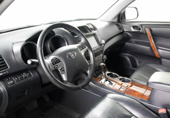 Подержанный автомобиль Toyota Highlander 2012 года (7 фото)