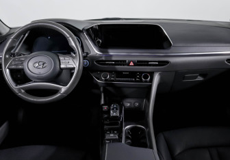 Подержанный автомобиль Hyundai Sonata 2020 года (12 фото)