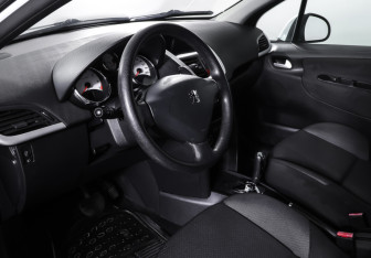 Подержанный автомобиль Peugeot 207 Hatchback 2010 года (15 фото)