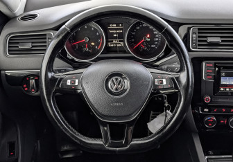 Подержанный автомобиль Volkswagen Jetta Sedan 2017 года (22 фото)