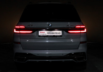 Подержанный автомобиль BMW X7 2022 года (27 фото)
