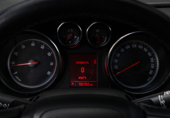 Подержанный автомобиль Opel Astra Hatchback 2012 года (18 фото)