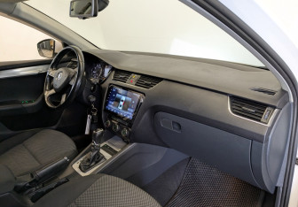 Подержанный автомобиль Skoda Octavia Liftback 2013 года (10 фото)