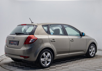Подержанный автомобиль Kia Ceed Hatchback 2011 года (5 фото)