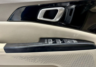 Подержанный автомобиль Kia Carnival 2021 года (12 фото)