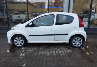 Подержанный автомобиль Peugeot 107 2011 года (5 фото)
