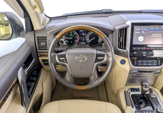 Подержанный автомобиль Toyota Land Cruiser Suv 2016 года (22 фото)