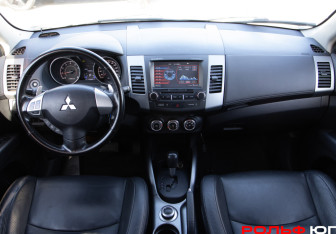 Подержанный автомобиль Mitsubishi Outlander 2011 года (13 фото)