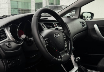 Подержанный автомобиль Kia Ceed Wagon 2013 года (13 фото)
