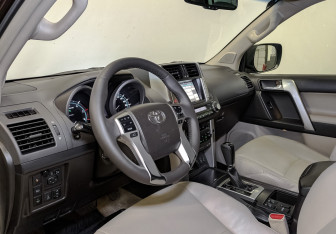 Подержанный автомобиль Toyota Land Cruiser Prado 2011 года (16 фото)