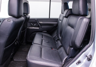 Подержанный автомобиль Mitsubishi Pajero 2012 года (11 фото)