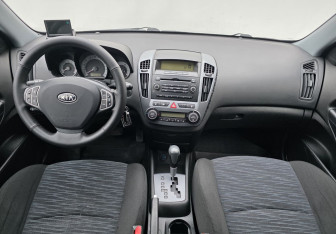 Подержанный автомобиль Kia Ceed Wagon 2009 года (11 фото)