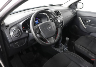 Подержанный автомобиль Renault Logan Sedan 2017 года (9 фото)