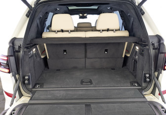 Подержанный автомобиль BMW X7 2023 года (27 фото)