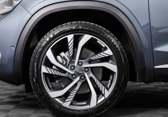 Подержанный автомобиль Geely Monjaro 2023 года (30 фото)