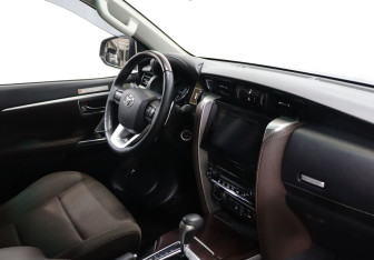 Подержанный автомобиль Toyota Fortuner 2019 года (10 фото)