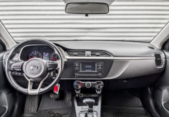Подержанный автомобиль Kia Rio Hatchback 2021 года (15 фото)