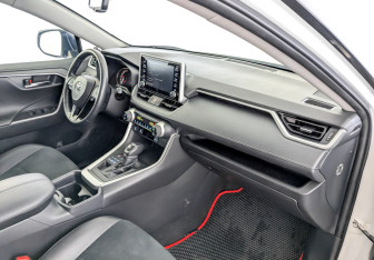Подержанный автомобиль Toyota RAV4 2021 года (11 фото)