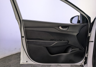 Подержанный автомобиль Hyundai Solaris Sedan 2021 года (19 фото)