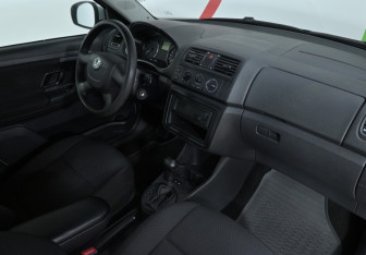 Подержанный автомобиль Skoda Fabia Hatchback 2010 года (8 фото)