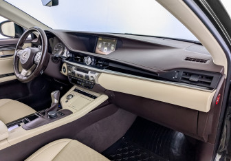 Подержанный автомобиль Lexus ES 2016 года (11 фото)