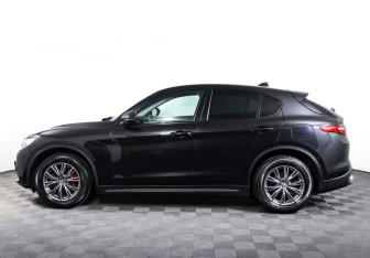 Подержанный автомобиль Alfa Romeo Stelvio 2017 года (7 фото)