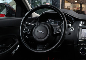 Подержанный автомобиль Jaguar E-Pace 2018 года (11 фото)