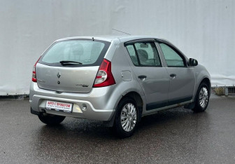 Подержанный автомобиль Renault Sandero 2012 года (5 фото)