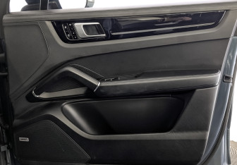 Подержанный автомобиль Porsche Cayenne 2019 года (24 фото)