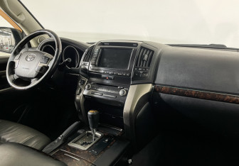 Подержанный автомобиль Toyota Land Cruiser Suv 2009 года (9 фото)