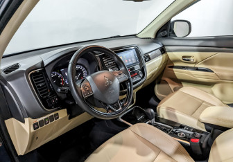 Подержанный автомобиль Mitsubishi Outlander 2020 года (16 фото)
