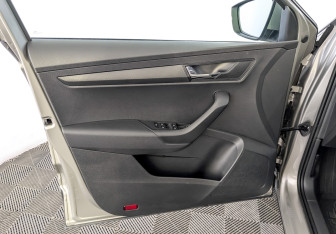 Подержанный автомобиль Skoda Karoq 2021 года (19 фото)