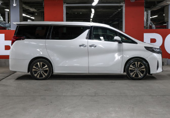 Подержанный автомобиль Toyota Alphard 2019 года (4 фото)