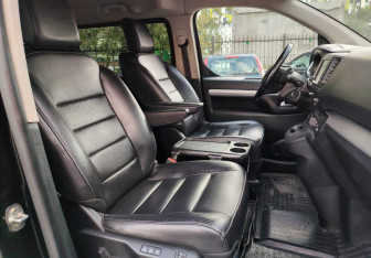 Подержанный автомобиль Peugeot Traveller 2019 года (10 фото)