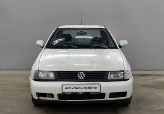Подержанный автомобиль Volkswagen Polo Sedan 1998 года (2 фото)
