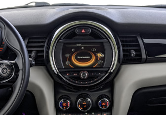Подержанный автомобиль MINI Hatch 2016 года (17 фото)