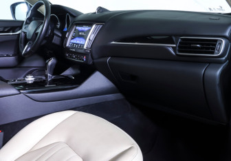 Подержанный автомобиль Maserati Levante 2018 года (10 фото)