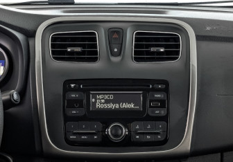 Подержанный автомобиль Renault Logan Sedan 2016 года (17 фото)