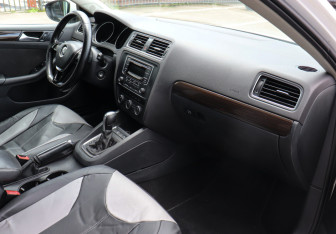 Подержанный автомобиль Volkswagen Jetta Sedan 2015 года (8 фото)